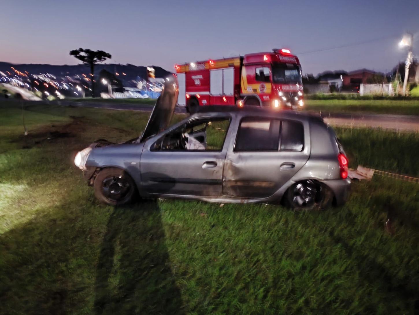 Bombeiros atendem a acidente de trânsito com três vítimas na BR-282