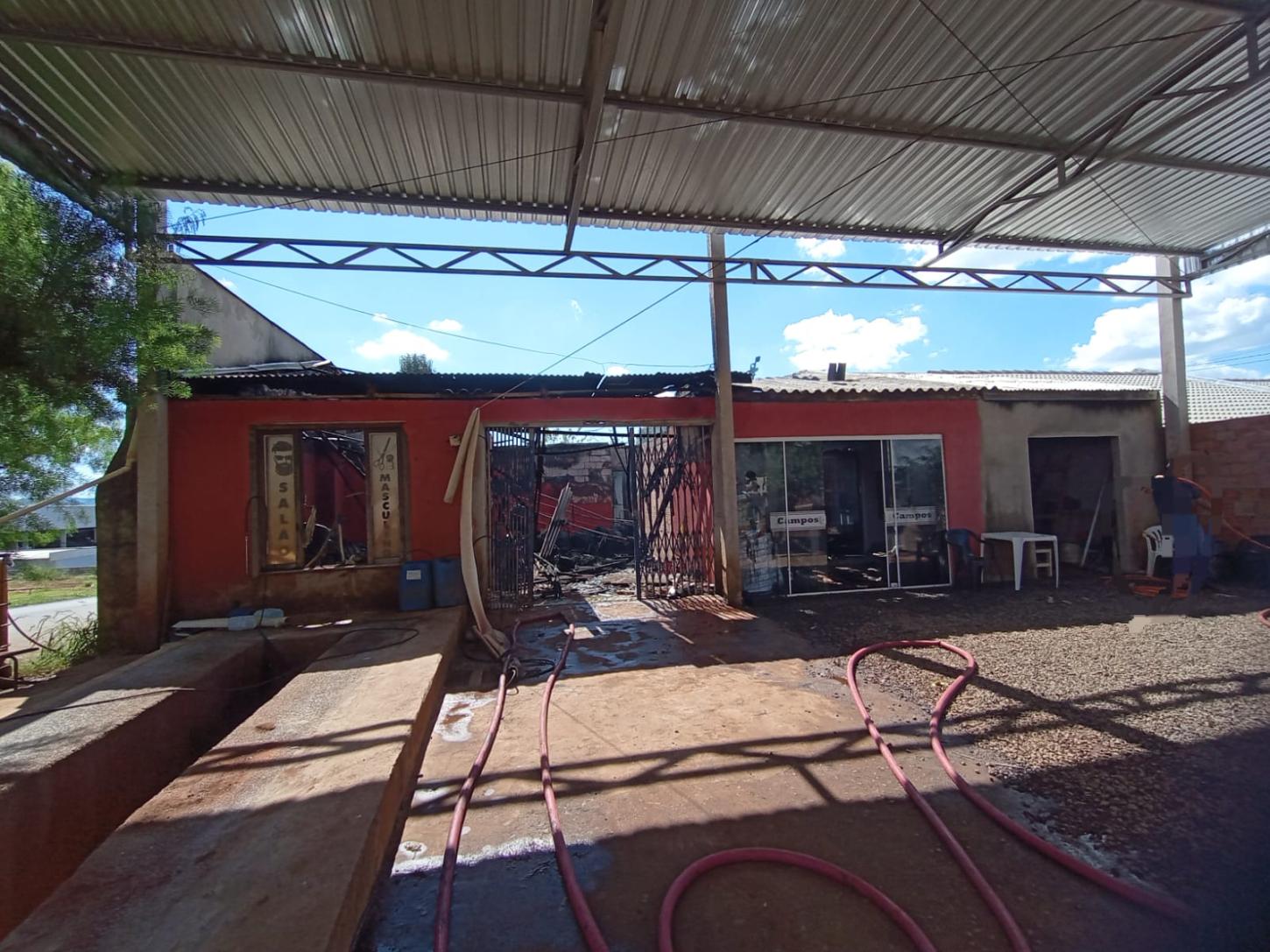 BOMBEIROS ATENDEM A OCORRÊNCIA DE INCÊNDIO EM EDIFICAÇÃO MISTA EM SÃO DOMINGOS/SC