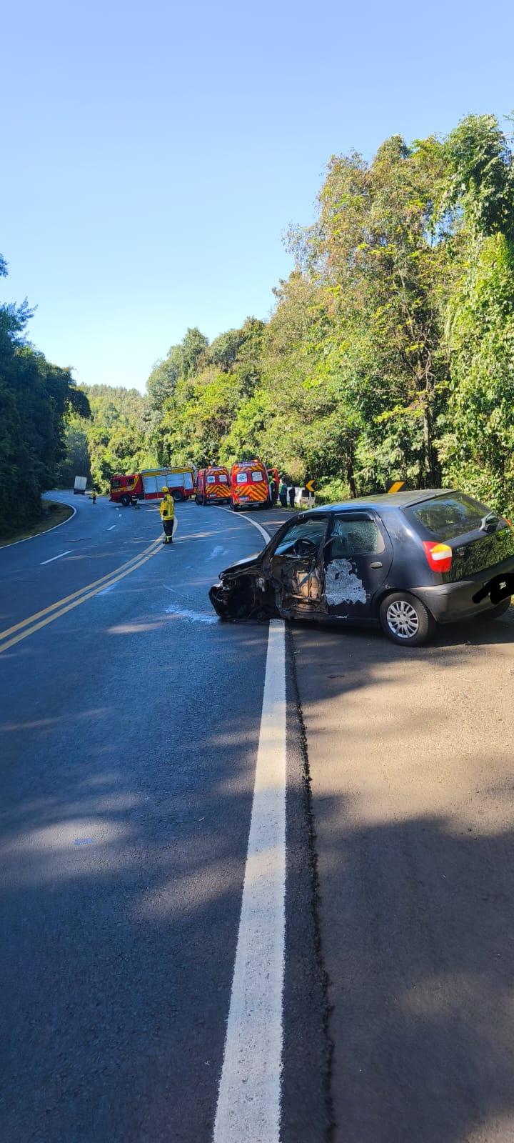 Colisão carro e caminhão deixa duas pessoas feridas no Oeste de SC