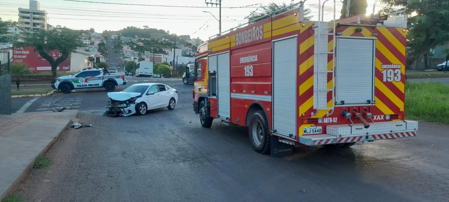 Colisão entre carro e van deixa 03 vítimas em Xaxim