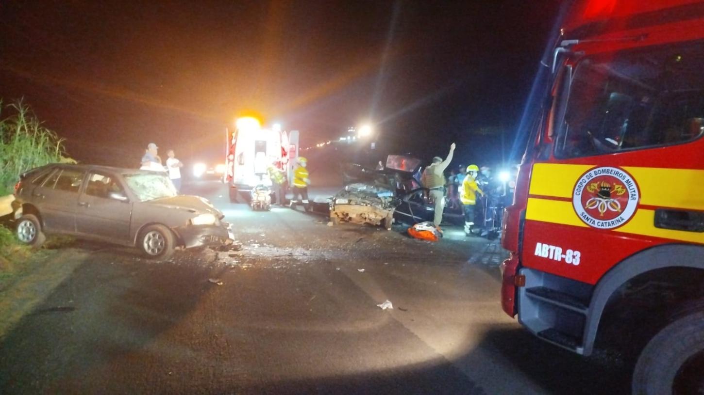 Colisão frontal entre dois veículos em Jupiá-SC deixa uma pessoa em estado grave e outra em estado moderado grave