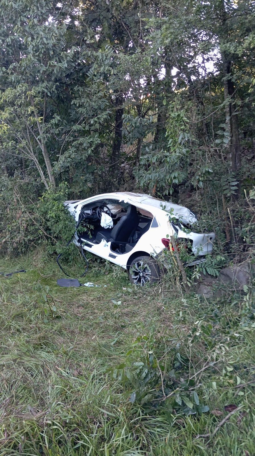 Colisão frontal seguida de saída de pista entre dois veículos na BR-282 em Iraceminha, deixa uma mulher presa as ferragens