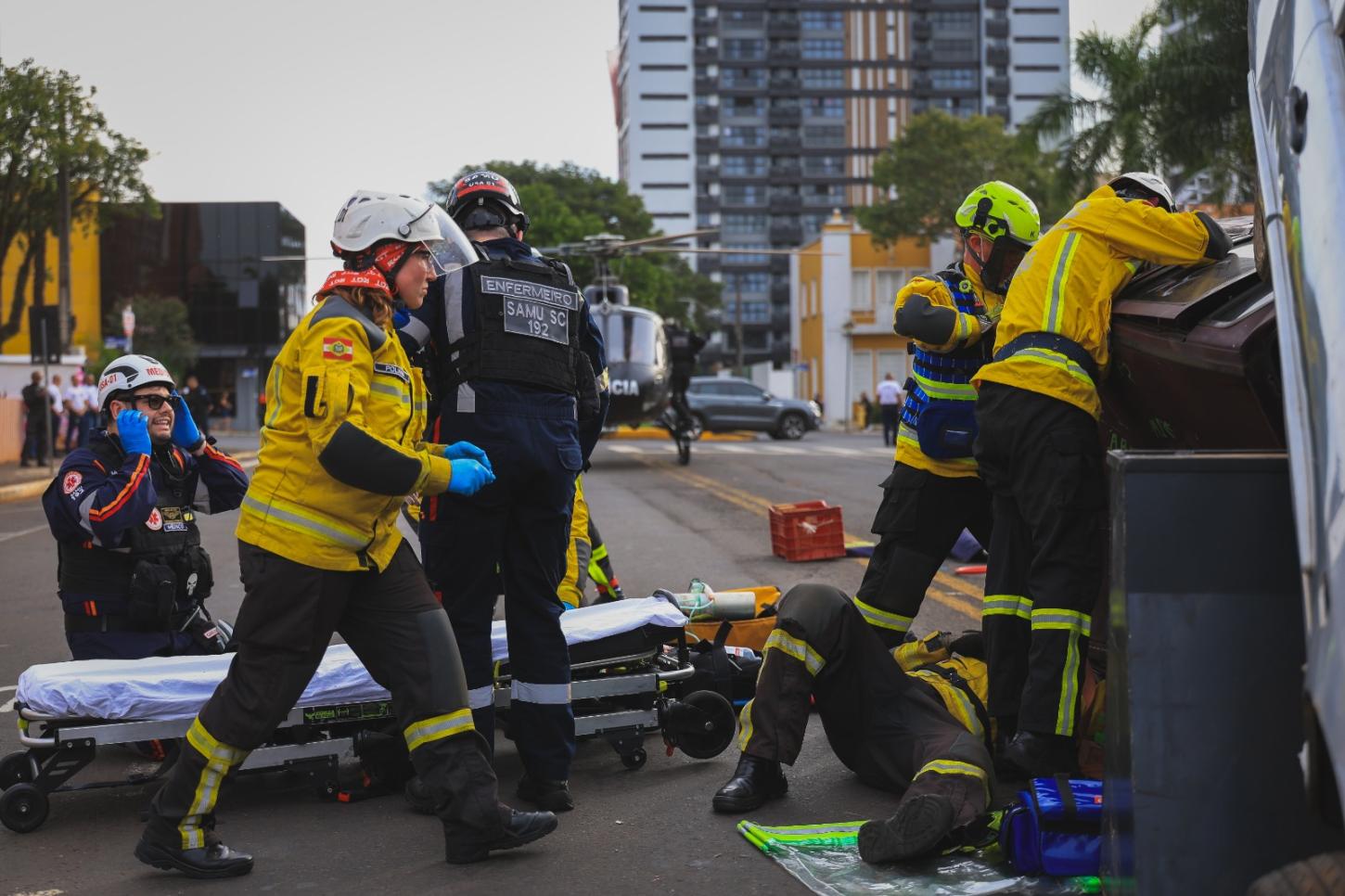 Corpo de Bombeiros Militar realiza simulado de resgate veicular para celebrar os 61 anos do Batalhão em Chapecó envolvendo as Forças de Segurança Públ