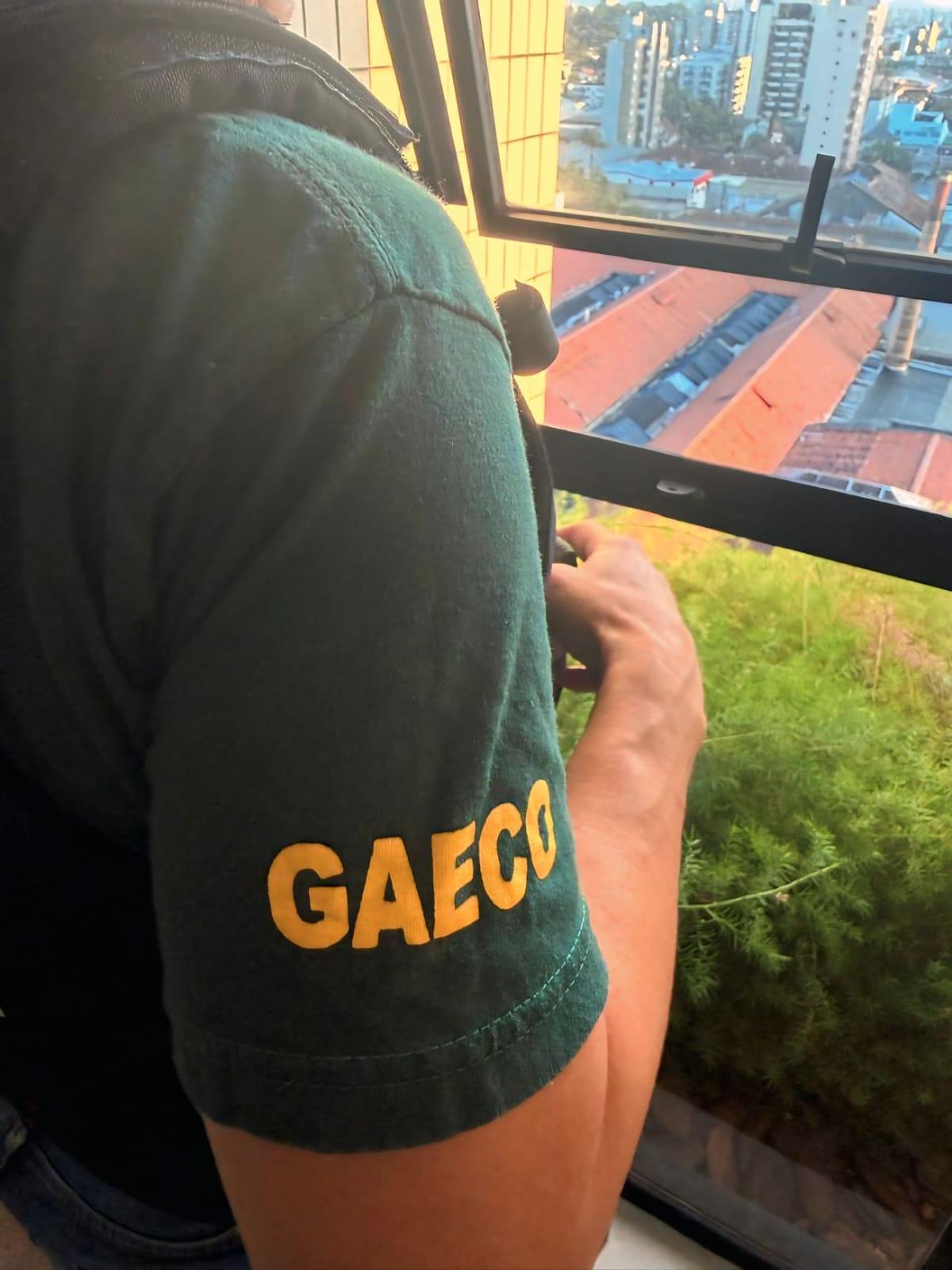 GAECO deflagra a Operação Cavalo de Tróia que apura entrada irregular de smartwatches no sistema prisional de Joinville