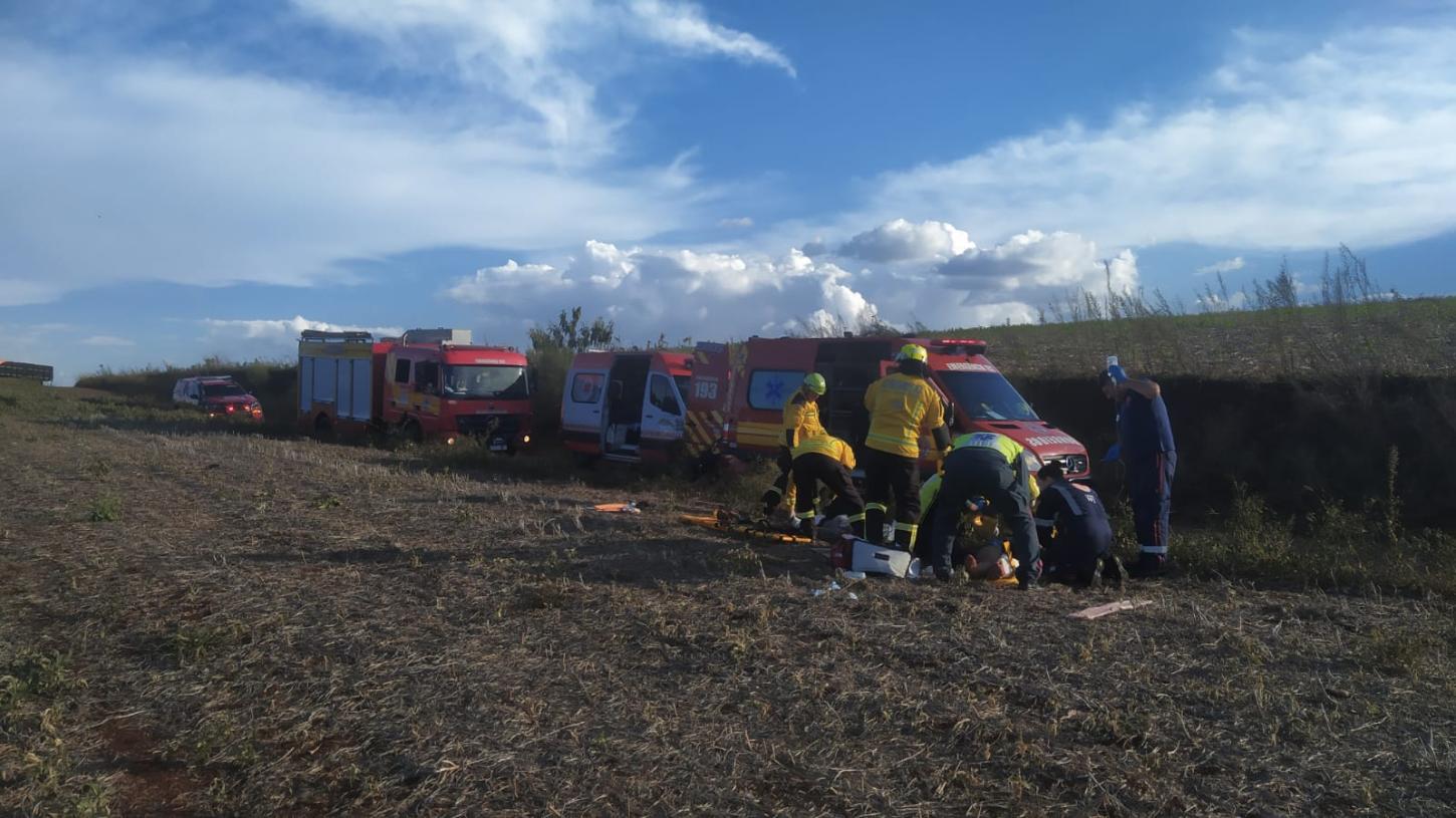 Grave acidente entre carro e moto deixa duas pessoas com lesões graves no interior de Xanxerê