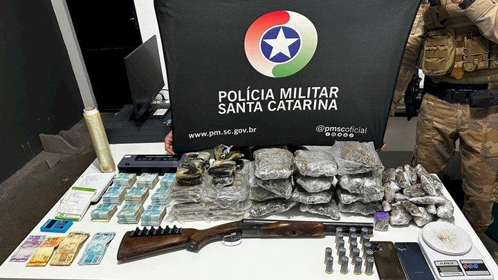 Homem é preso com drogas, arma de fogo e mais de R$ 88 mil em Chapecó