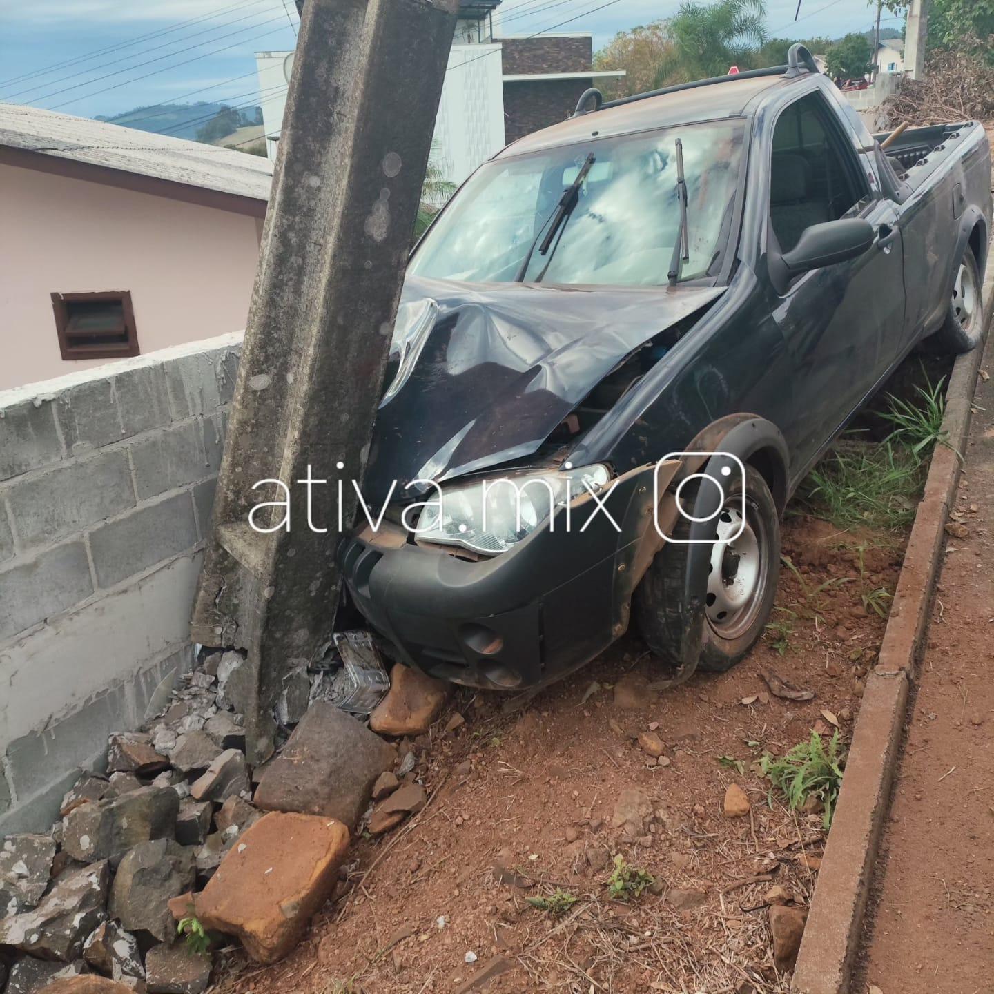 Idoso perde o controle de veículo e colide em poste de energia no Bairro Bela Vista em Quilombo