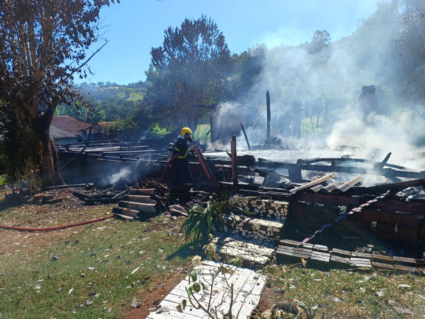 Incêndio destrói residência no interior de São João do Oeste-SC