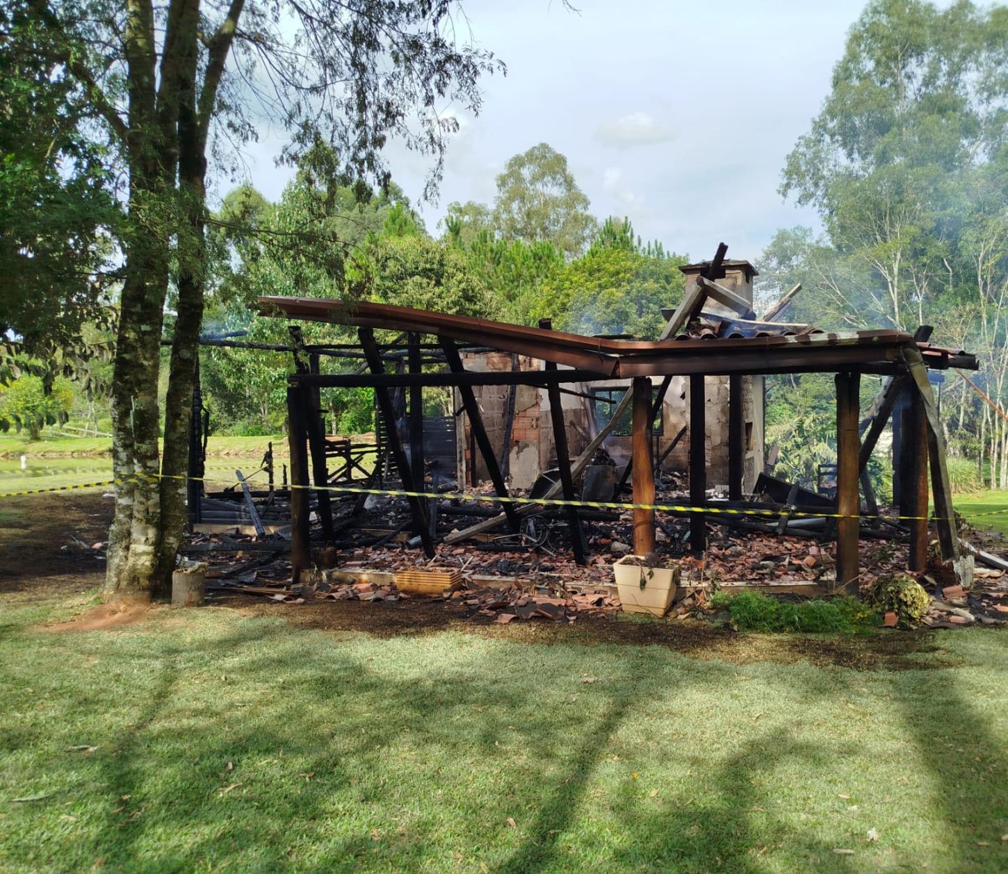 Incêndio destrói residência no Oeste de Santa Catarina