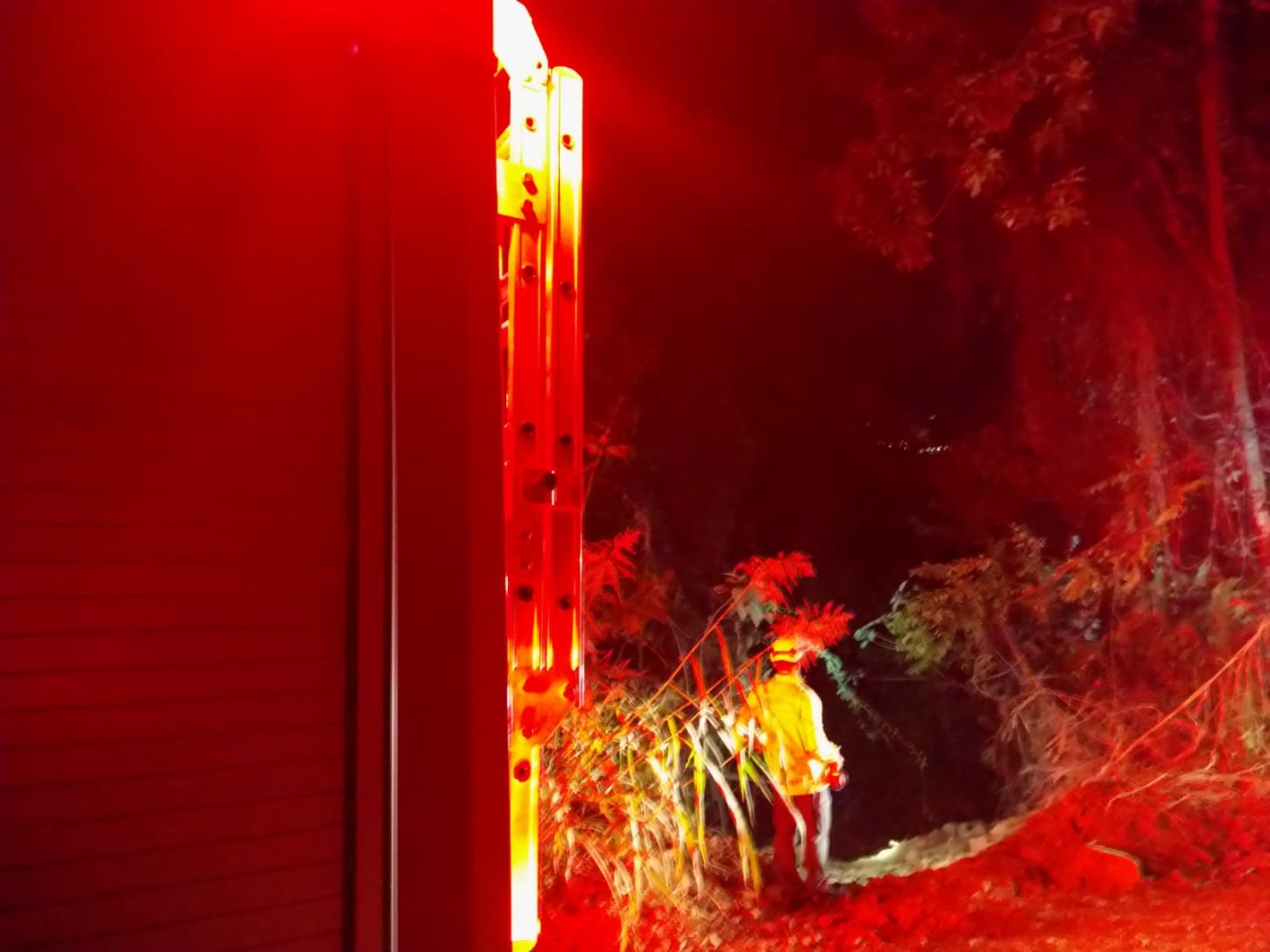 Jovem de 23 anos é encaminhado ao hospital de Quilombo após perder o controle de veículo e cair em ribanceira no interior de Quilombo