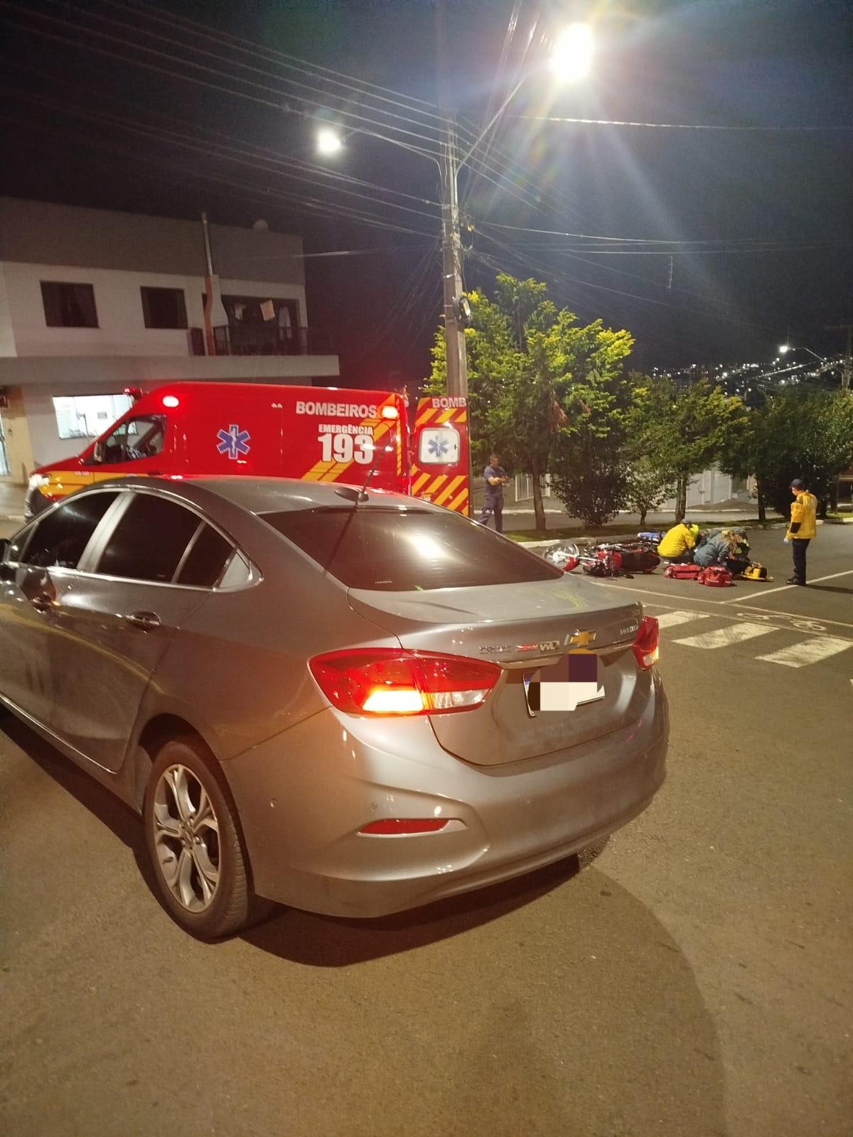 Motociclista é encaminhado ao hospital após colisão carro e moto em São Lourenço do Oeste