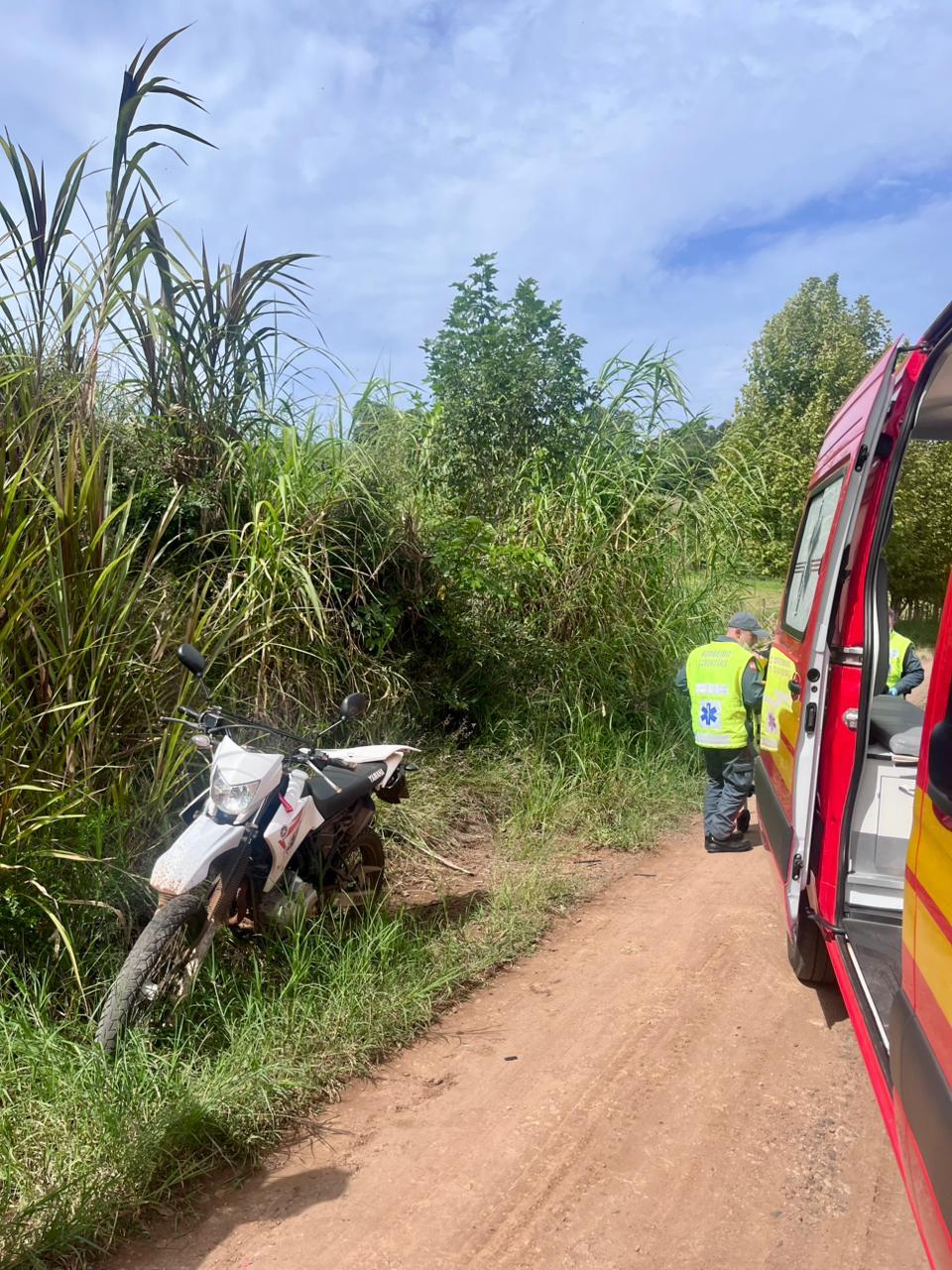 Motociclista tem fraturas expostas após colidir a moto com um carro no Oeste de SC