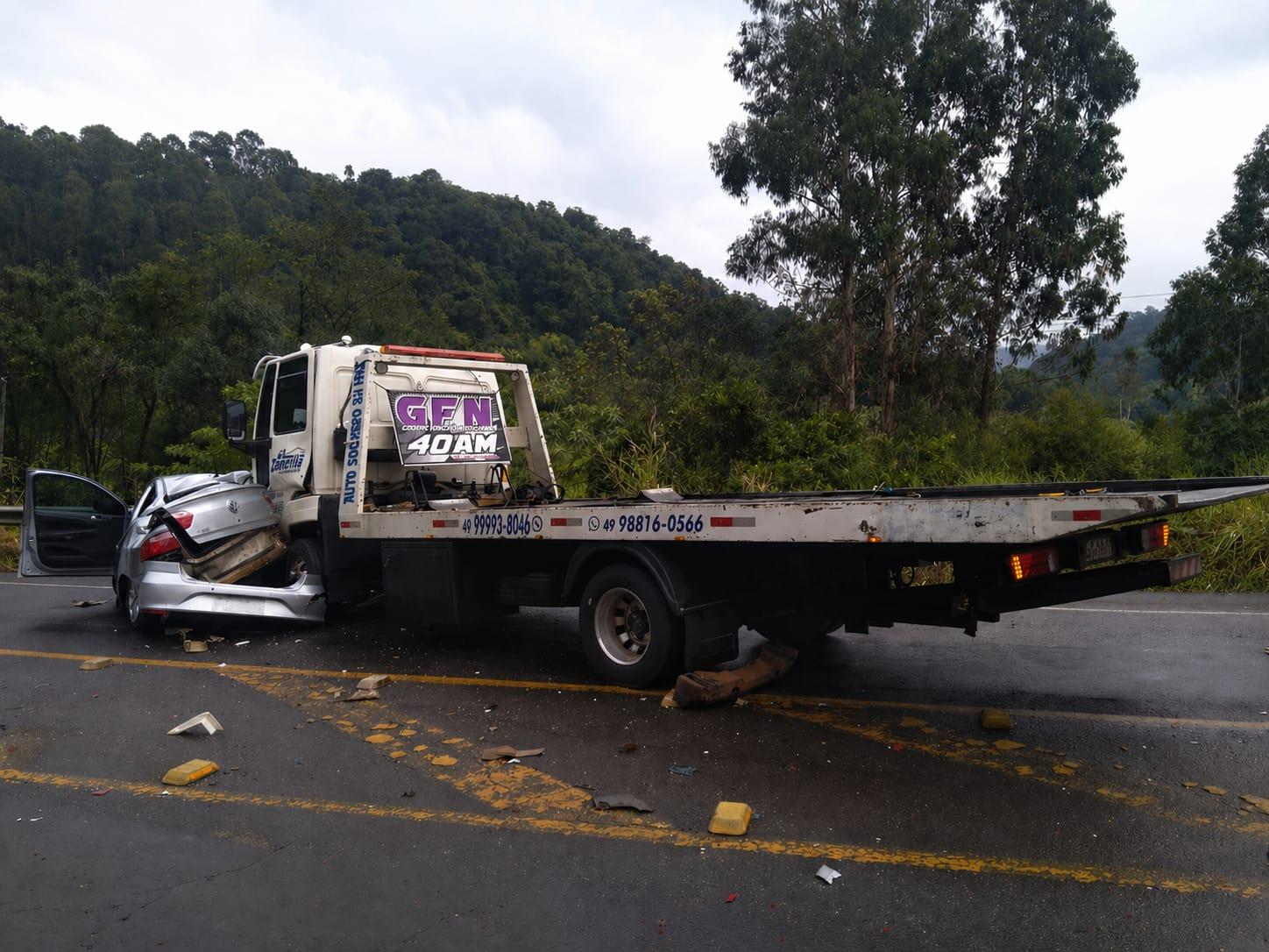 Motorista de veículo Voyage fica ferido em colisão carro e caminhão na SC-157 em Coronel Freitas