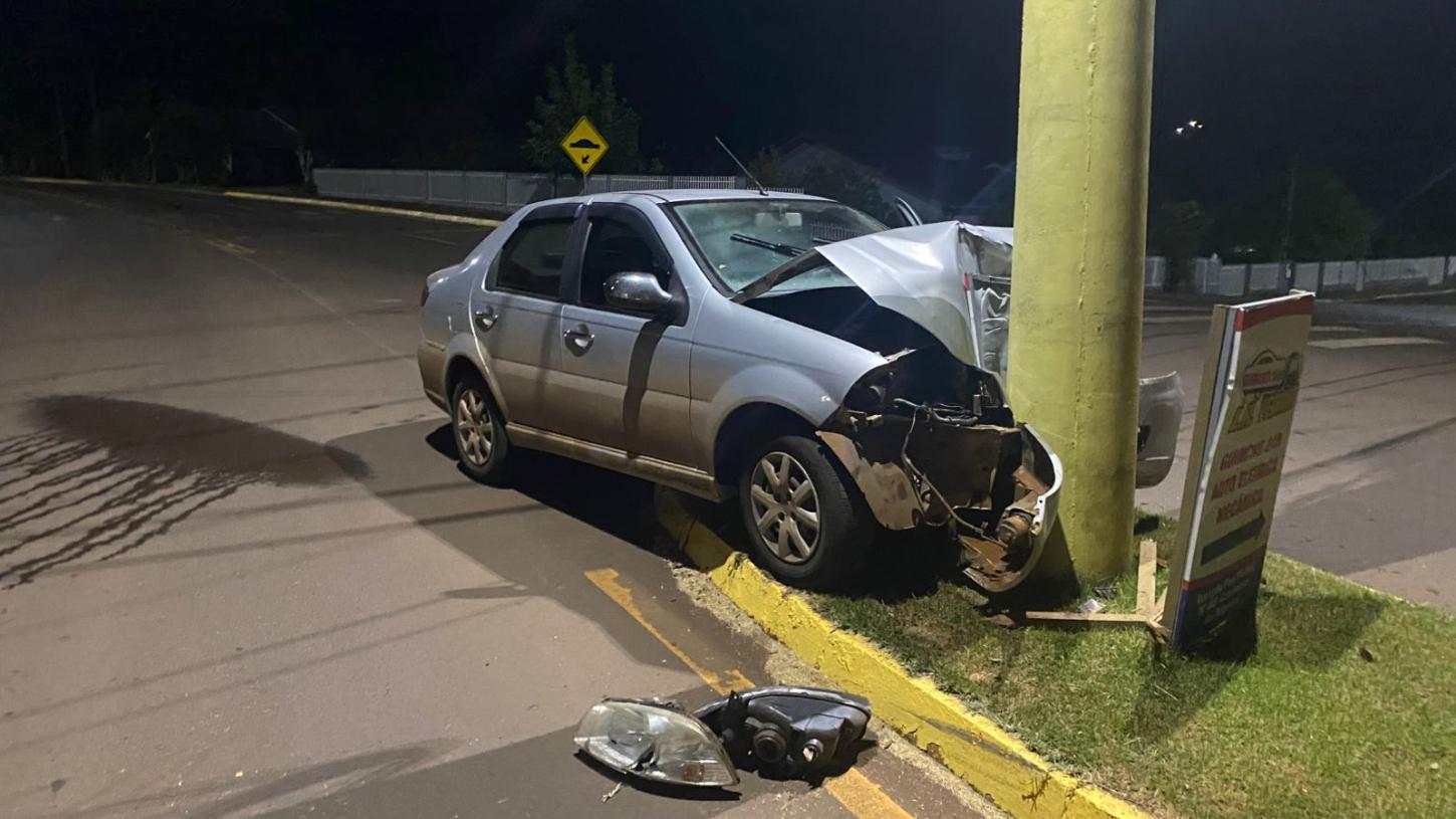 Motorista perde o controle de veículo e bate em poste no Oeste de SC