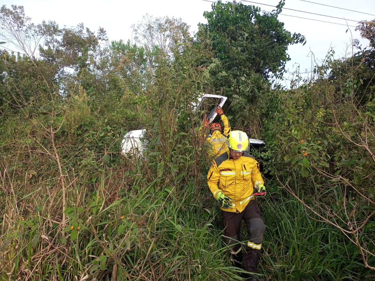 Motorista perde o controle de veiculo e capota na SC-480
