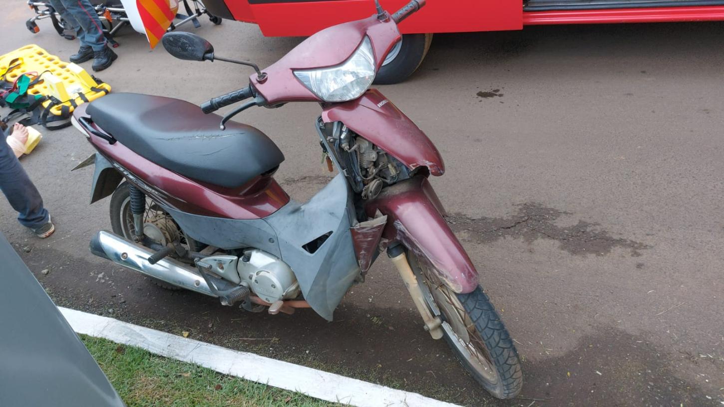 Mulher fica ferida após colisão carro e moto no centro de Quilombo