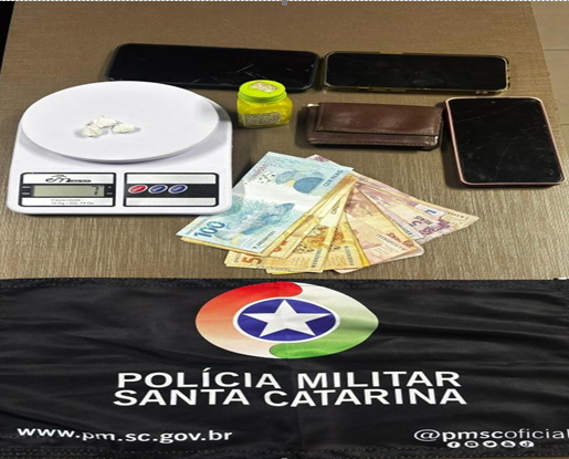 PMSC de Quilombo prende suspeitos e apreende drogas e dinheiro após abordagem no centro