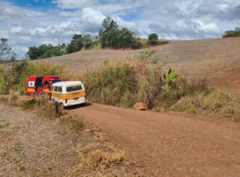 POLÍCIA MILITAR ATENDE OCORRÊNCIA ONDE CRIANÇA FICA FERIDA APÓS QUEDA DE TRANSPORTE ESCOLAR NO INTERIOR DE QUILOMBO.