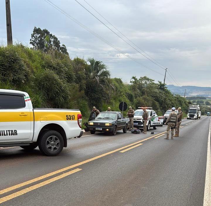 Polícia Militar recupera veículo furtado e prende dois homens após fuga em rodovia
