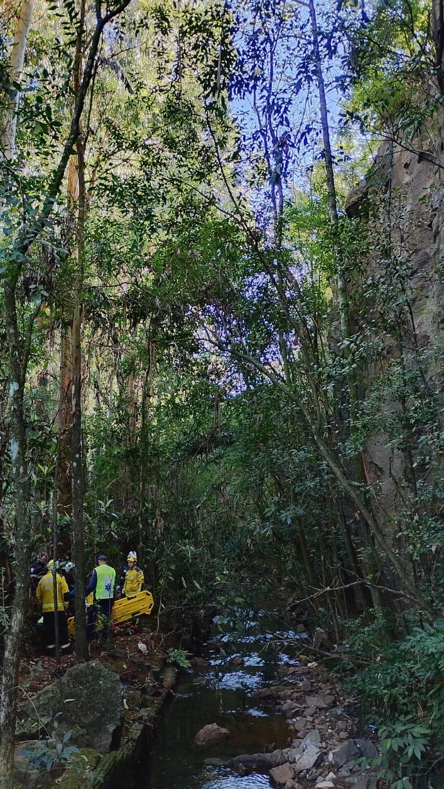 Queda de aproximadamente 15 à 20 metros na pedreira do Westrich em Xanxerê deixa pessoa com fraturas.