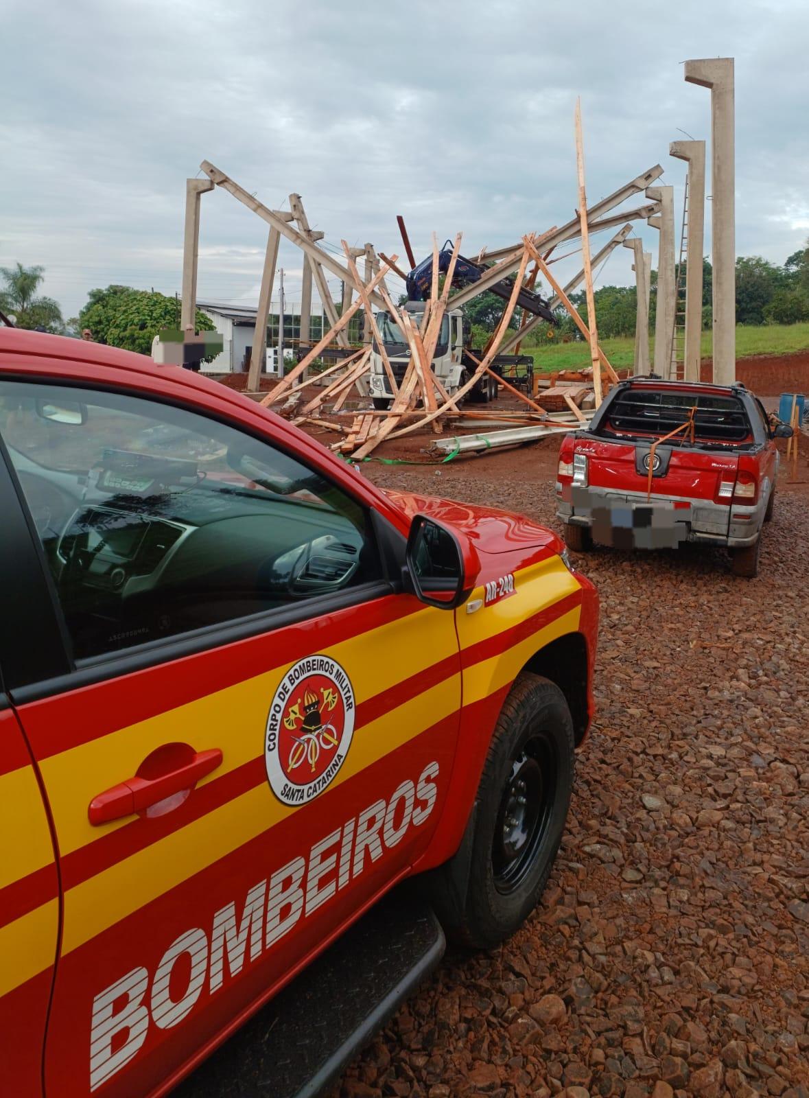 Queda de estrutura de galpão deixa duas pessoas feridas no Oeste de SC