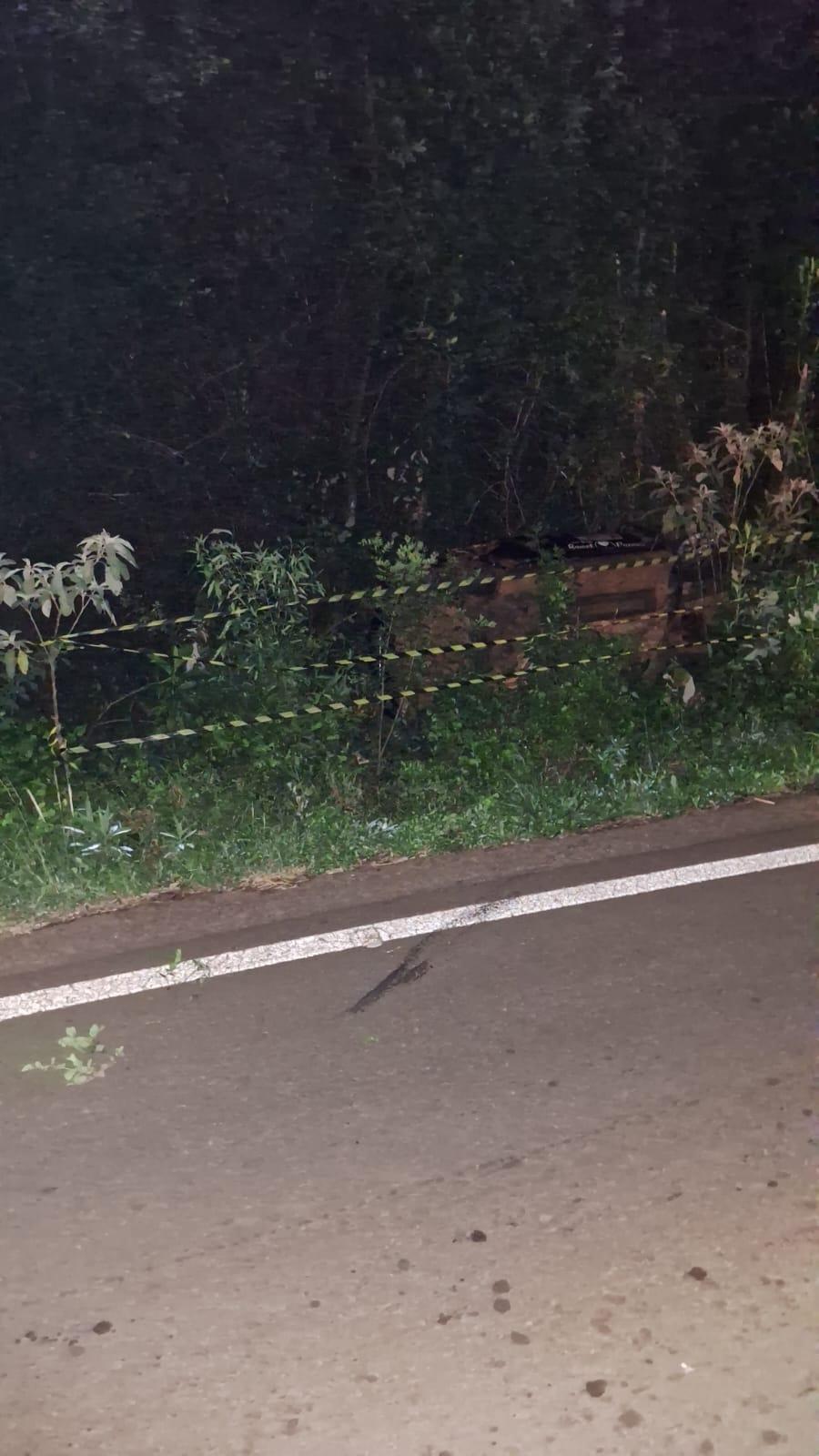 Saída de pista e capotamento deixa três vítimas com ferimentos na SC-480 em Galvão
