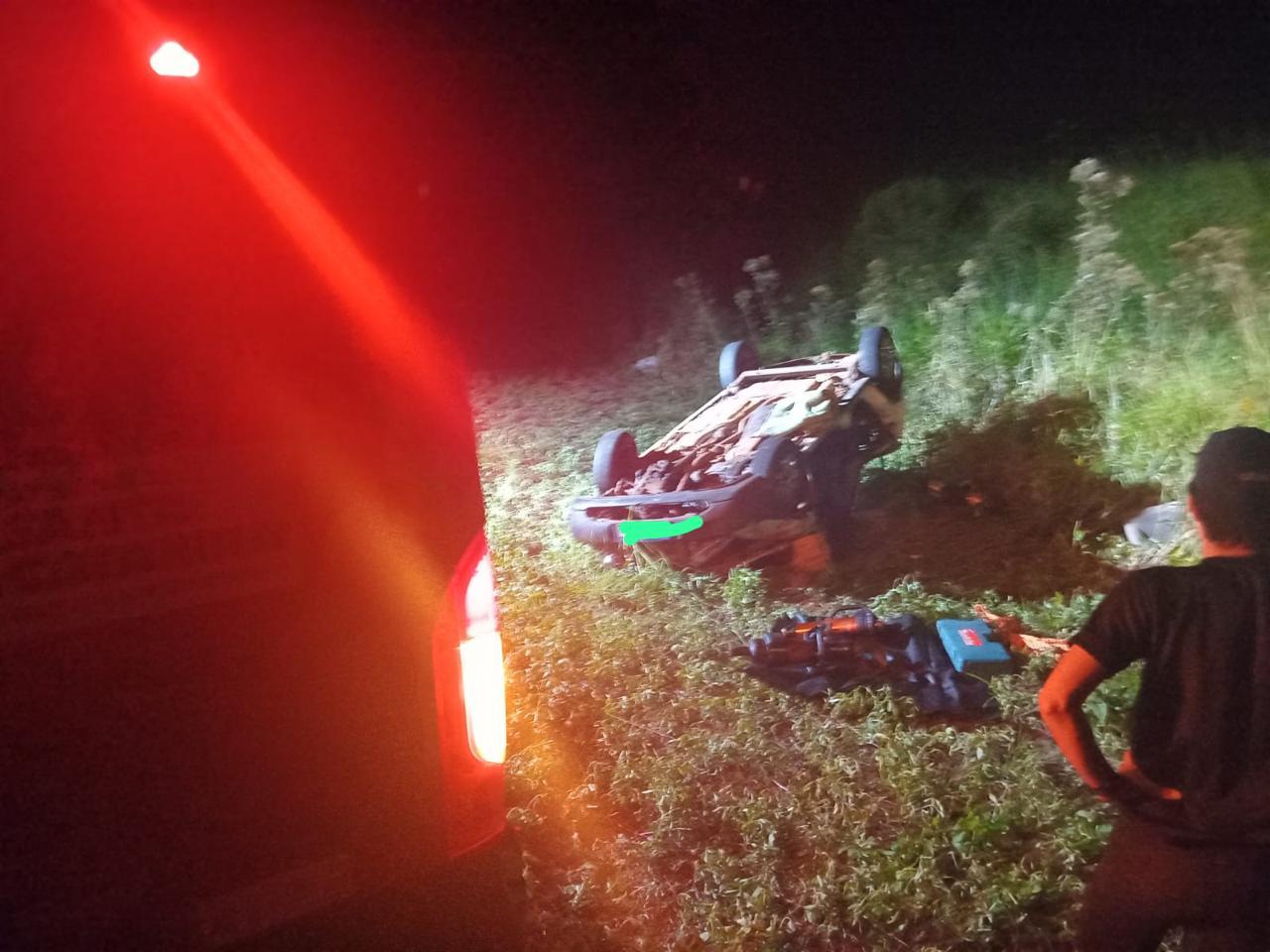 Saída de pista seguida de capotamento deixa condutor encarcerado em Ipuaçu/SC