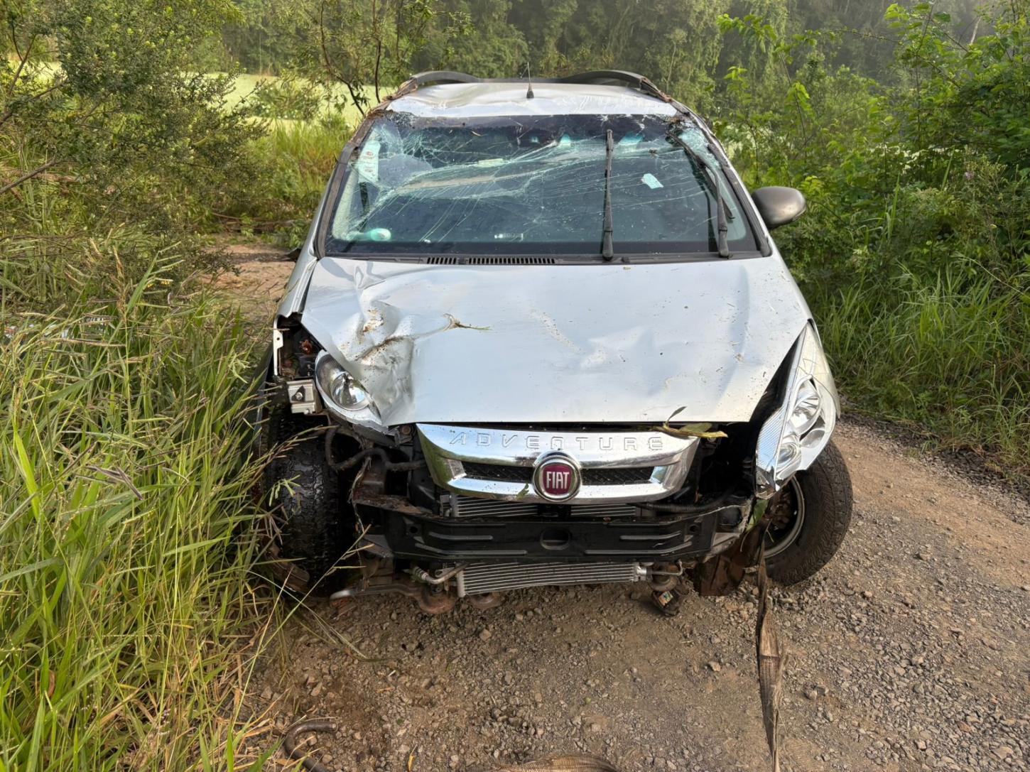 Sinistro de trânsito tipo saída de pista, seguida de tombamento o motorista evadiu-se do local.