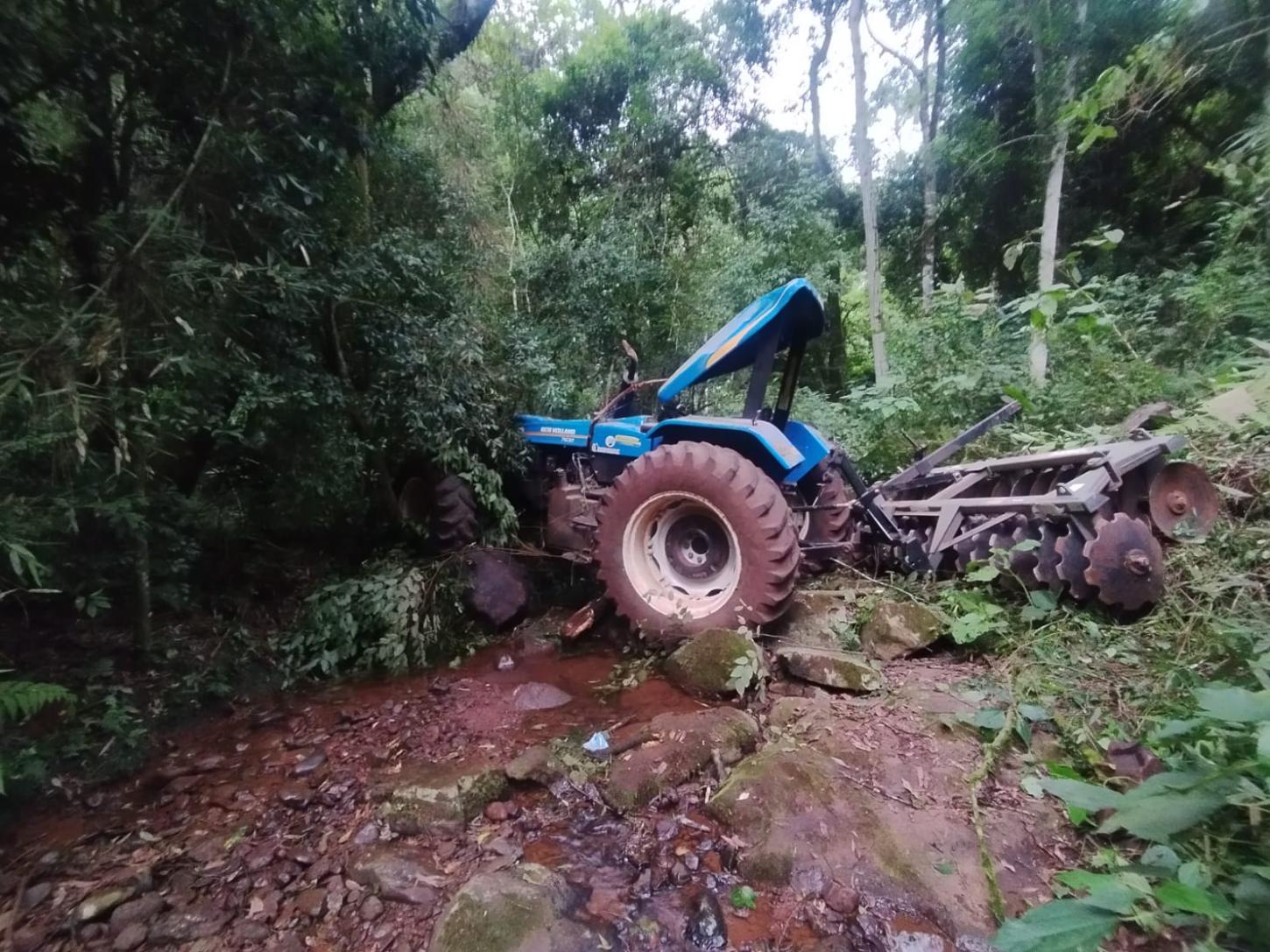 Trator desce em uma ribanceira em torno de 80m e deixa mulher ferida