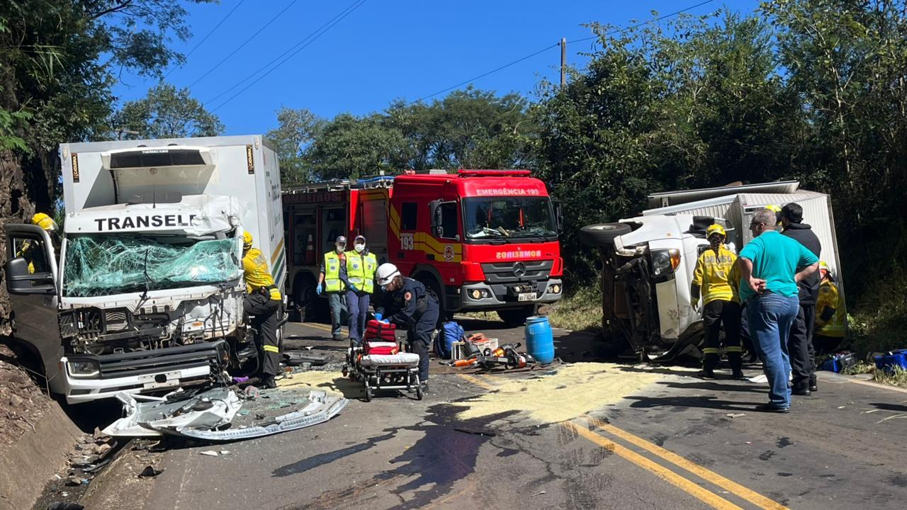 Um grave acidente entre dois caminhões deixa três vítimas e duas delas (encarceradas) conduzidas ao hospital pelo SAER-Fron