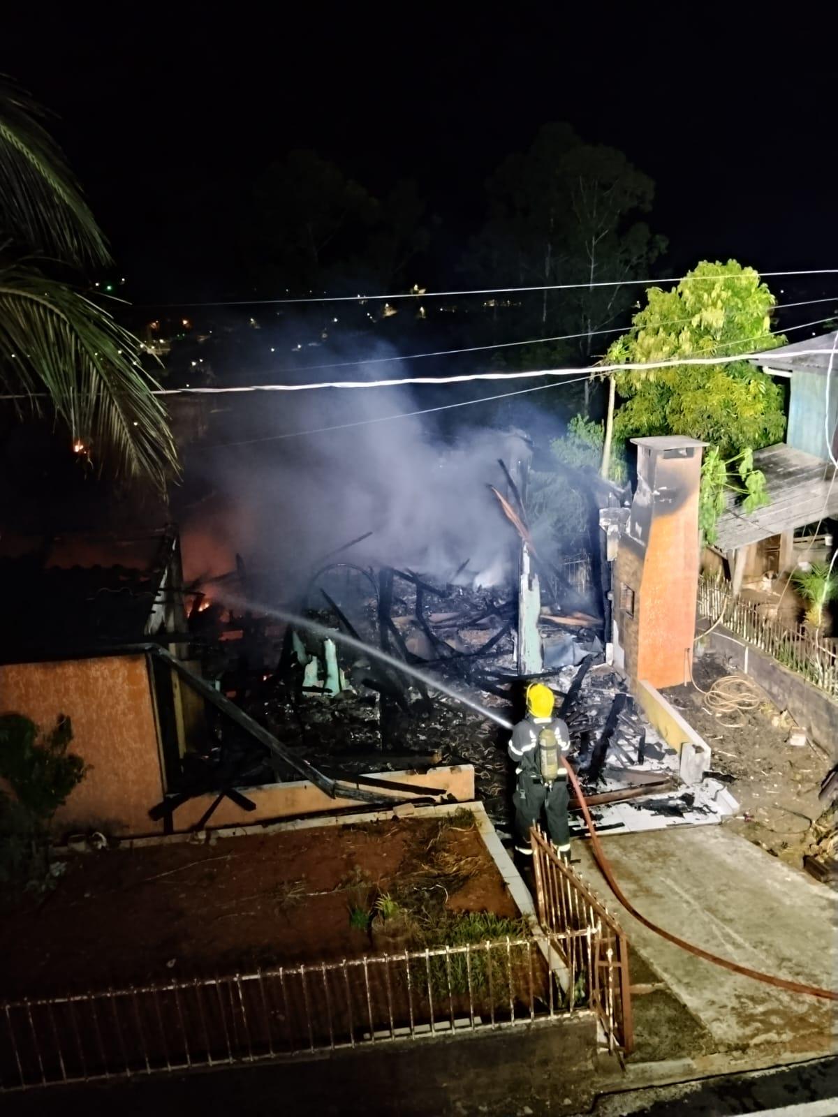 UM incêndio destruiu uma residência na madrugada desta terça no Oeste de SC