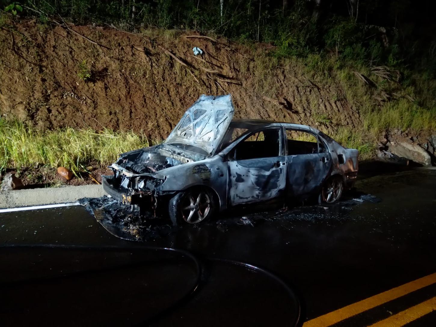 Veículo fica destruído por incêndio no interior de Quilombo