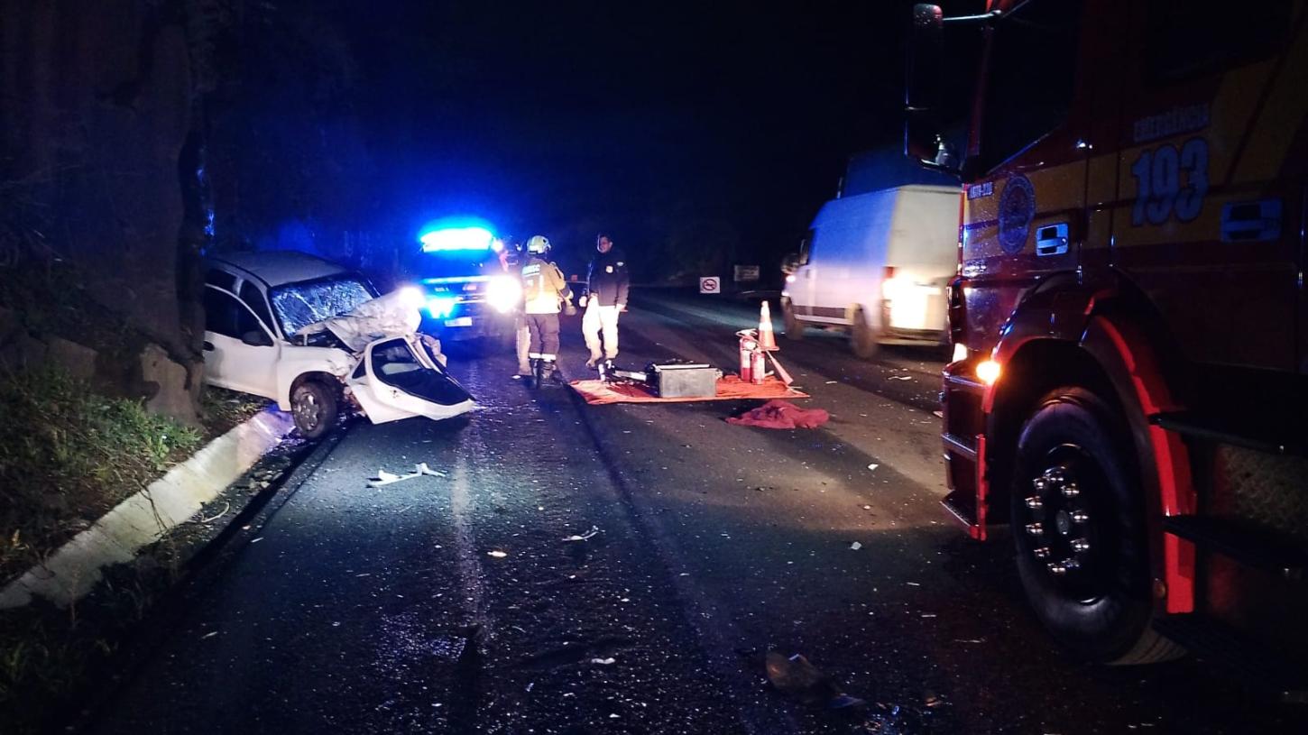 Acidente grave entre caminhão e veículo de passeio na BR-282 deixa condutor preso as ferragens