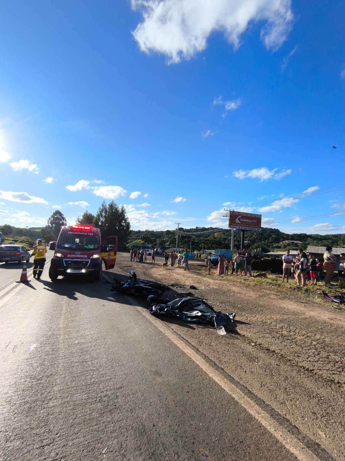 Acidente grave entre veículo e motocicletas deixa óbito na BR-282 no Oeste