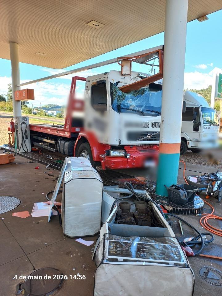 Caminhão desgovernado atinge moto e posto de combustível em Formosa do Sul/SC