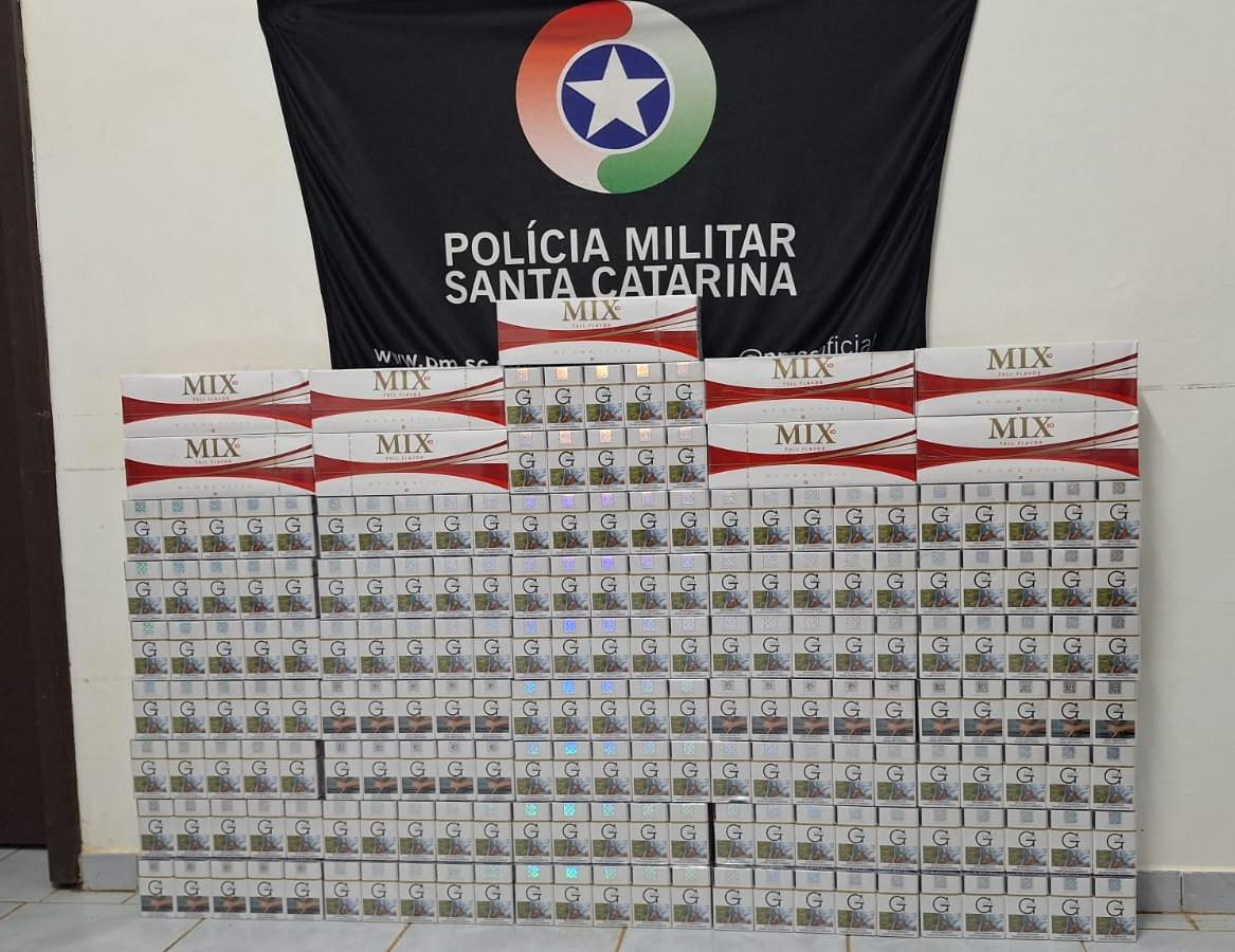 CASAL É FLAGRADO COM CIGARROS CONTRABANDEADOS DURANTE BARREIRA POLICIAL EM NOVO HORIZONTE/SC