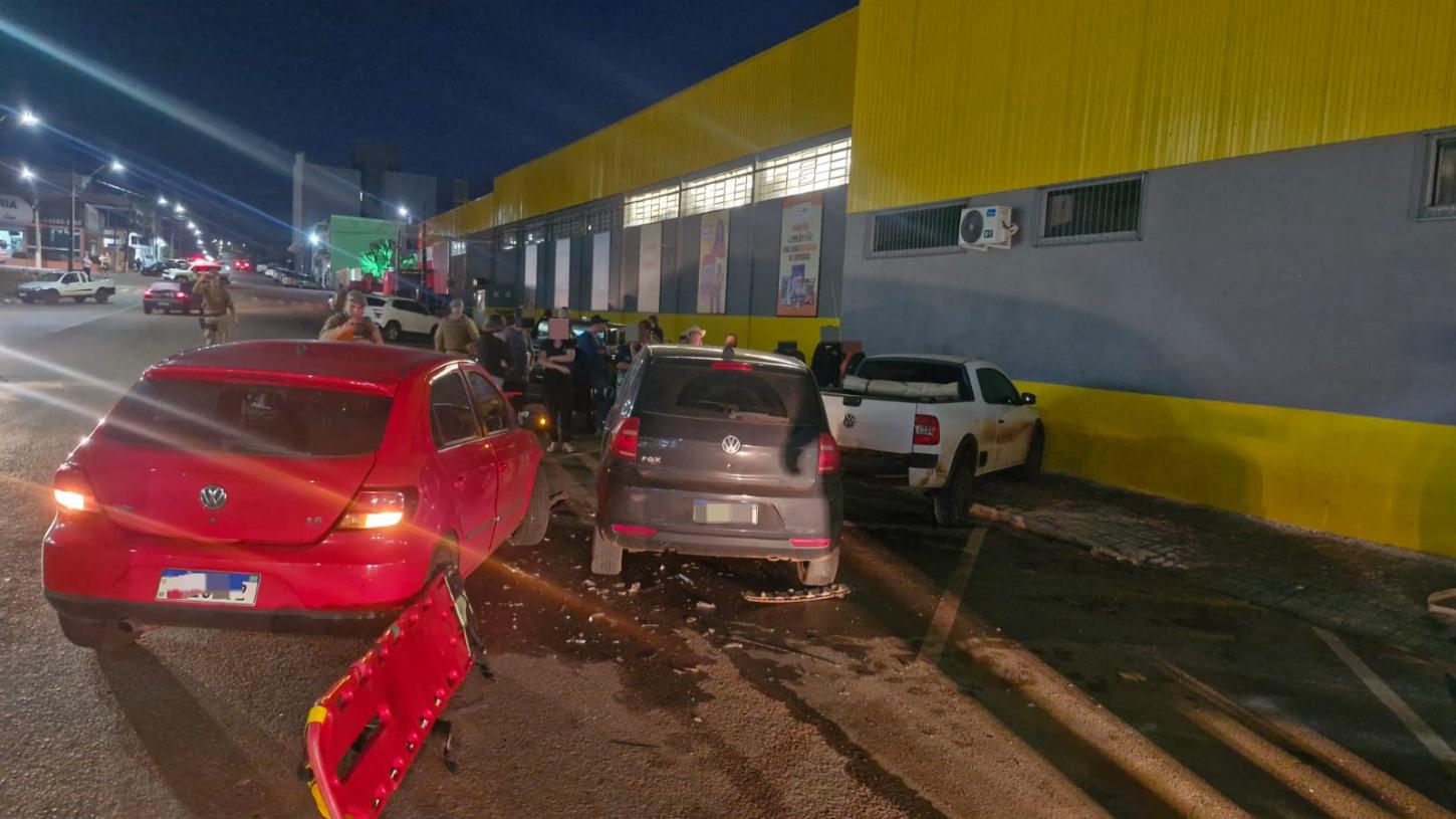 Colisão entre 03 veículos no centro de Abelardo Luz deixa vítimas e duas vítimas precisaram do auxilio dos bombeiros pra sair dos veículos