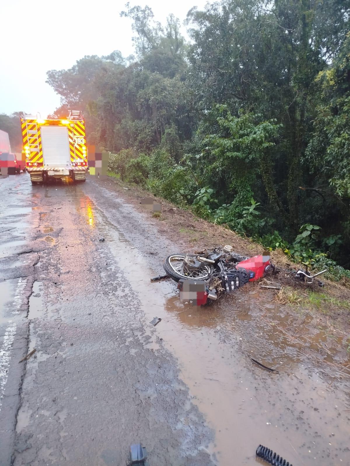 Condutor de motocicleta more em colisão carro e moto na BR-282