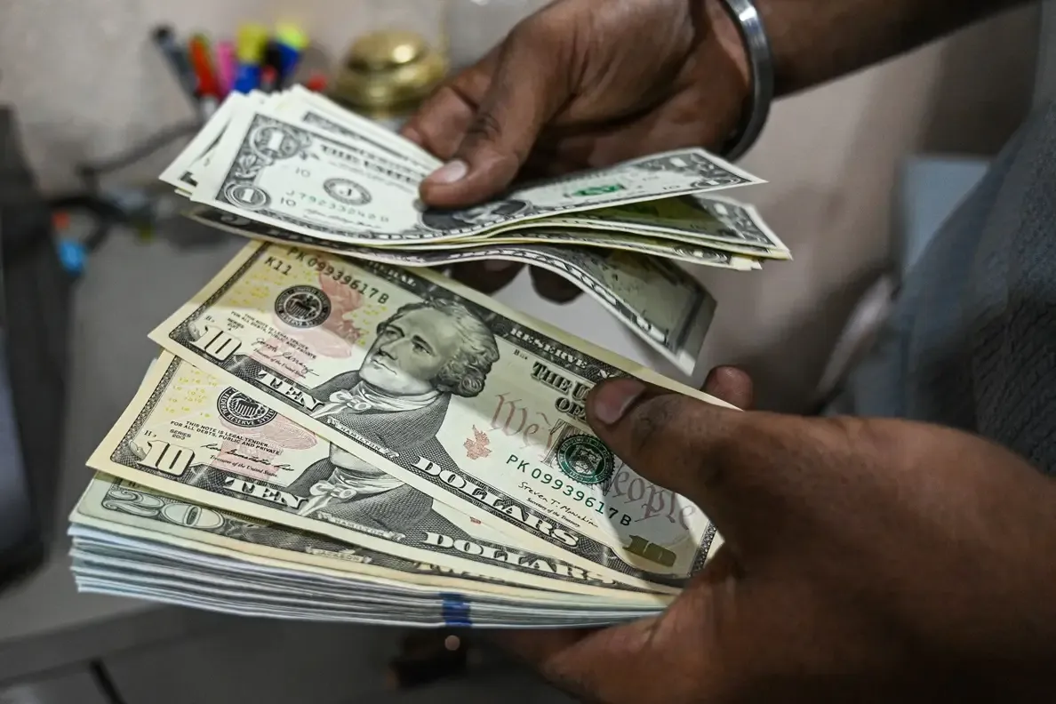 Dólar hoje recua em linha com exterior antes da ata do Fed