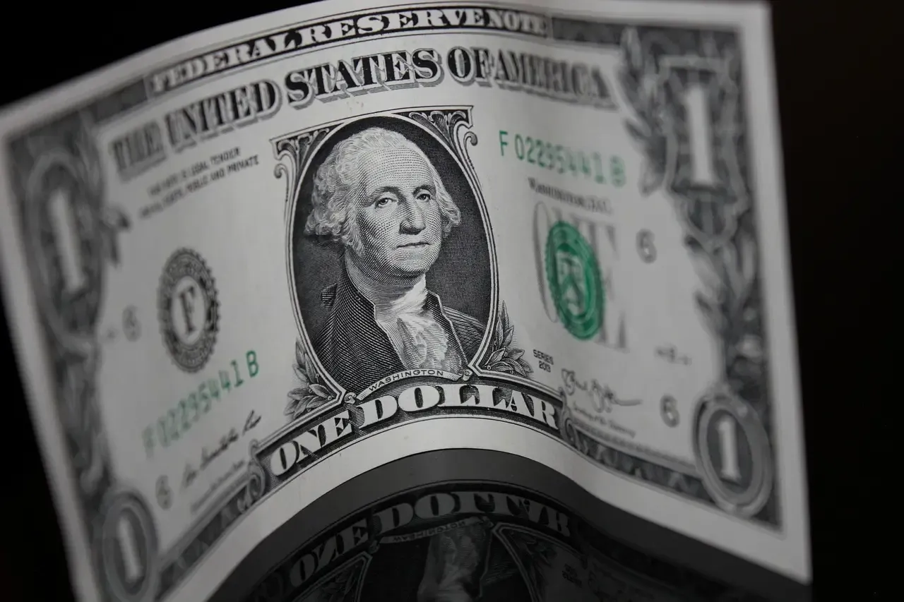 Dólar hoje sobe com exterior e pesquisa eleitoral no radar