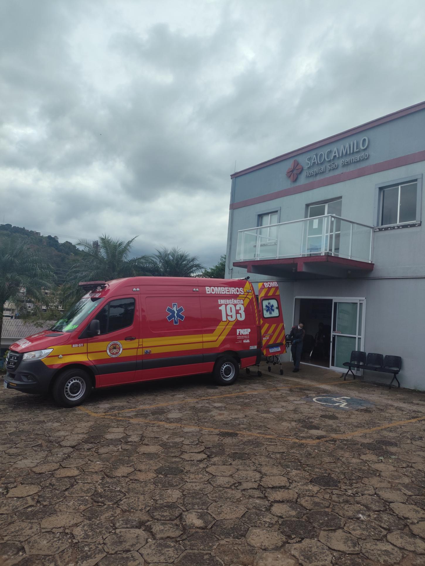 Homem de 56 anos é socorrido pelos bombeiros após cair de andaime de 04 metros de altura em Quilombo