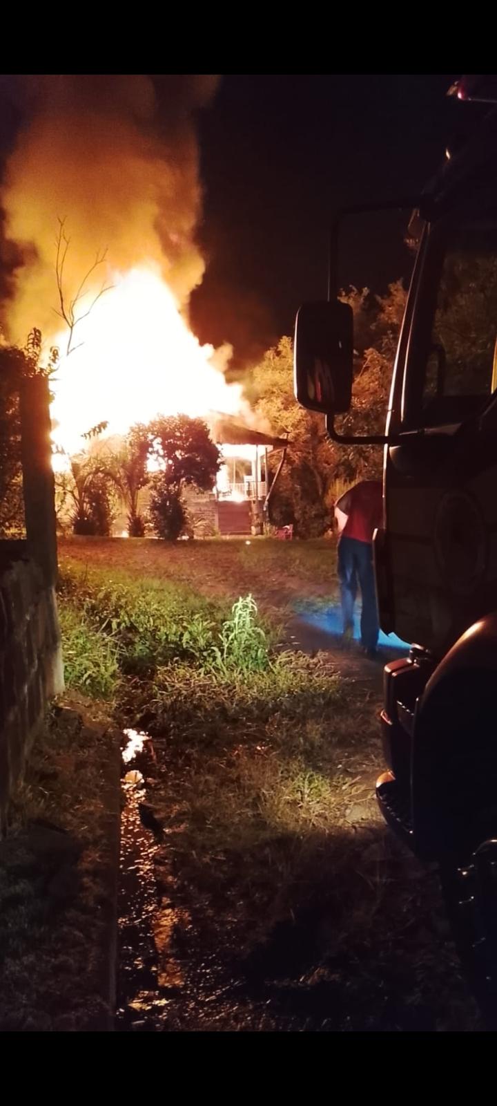 Incêndio destrói residência no centro de Anchieta/SC