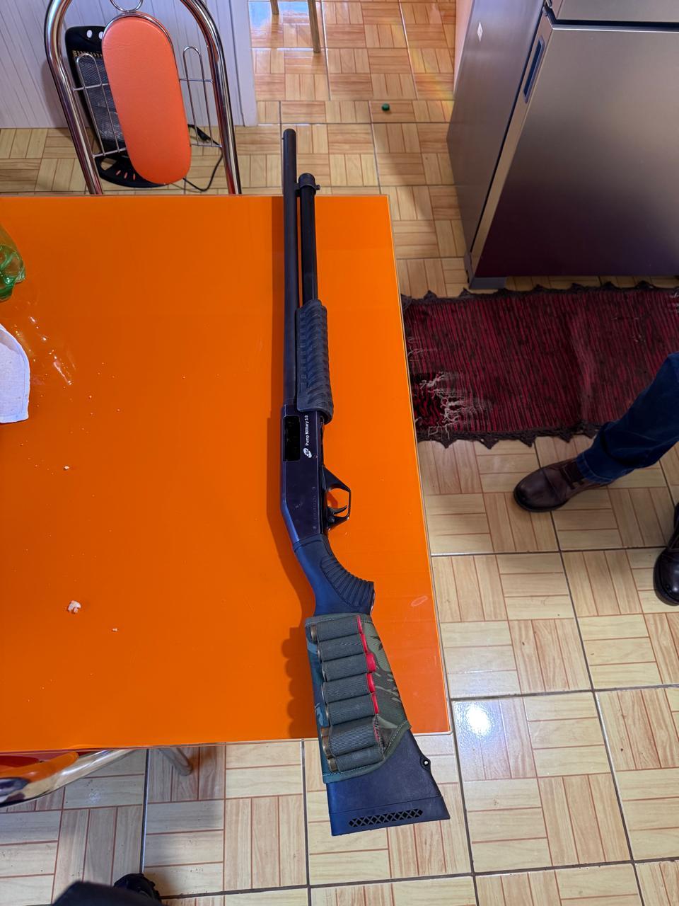 IPUAÇU/SC – POLÍCIA CIVIL PRENDE HOMEM POR POSSE IRREGULAR DE ARMA DURANTE CUMPRIMENTO DE MANDADOS