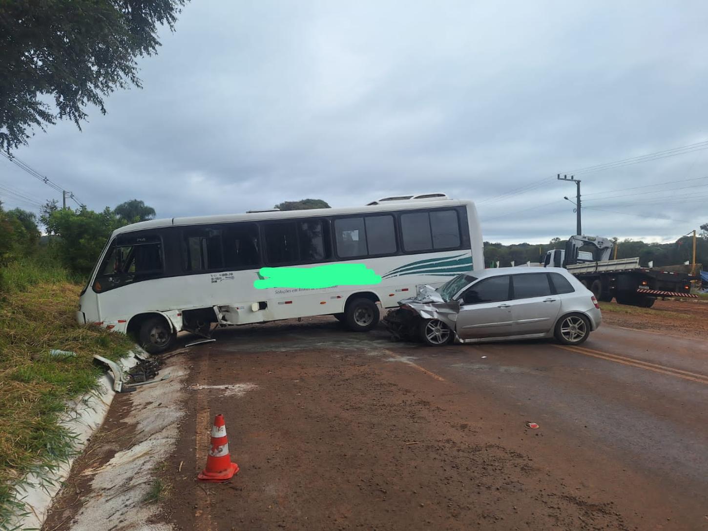 Jovem de 20 anos vem a óbito no hospital após colisão carro e micro-ônibus na SC-283 em Chapecó