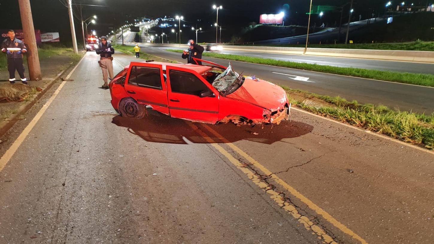 Jovem de 25 anos vem a óbito após sair da pista e capotar veículo na BR-480 em Chapecó