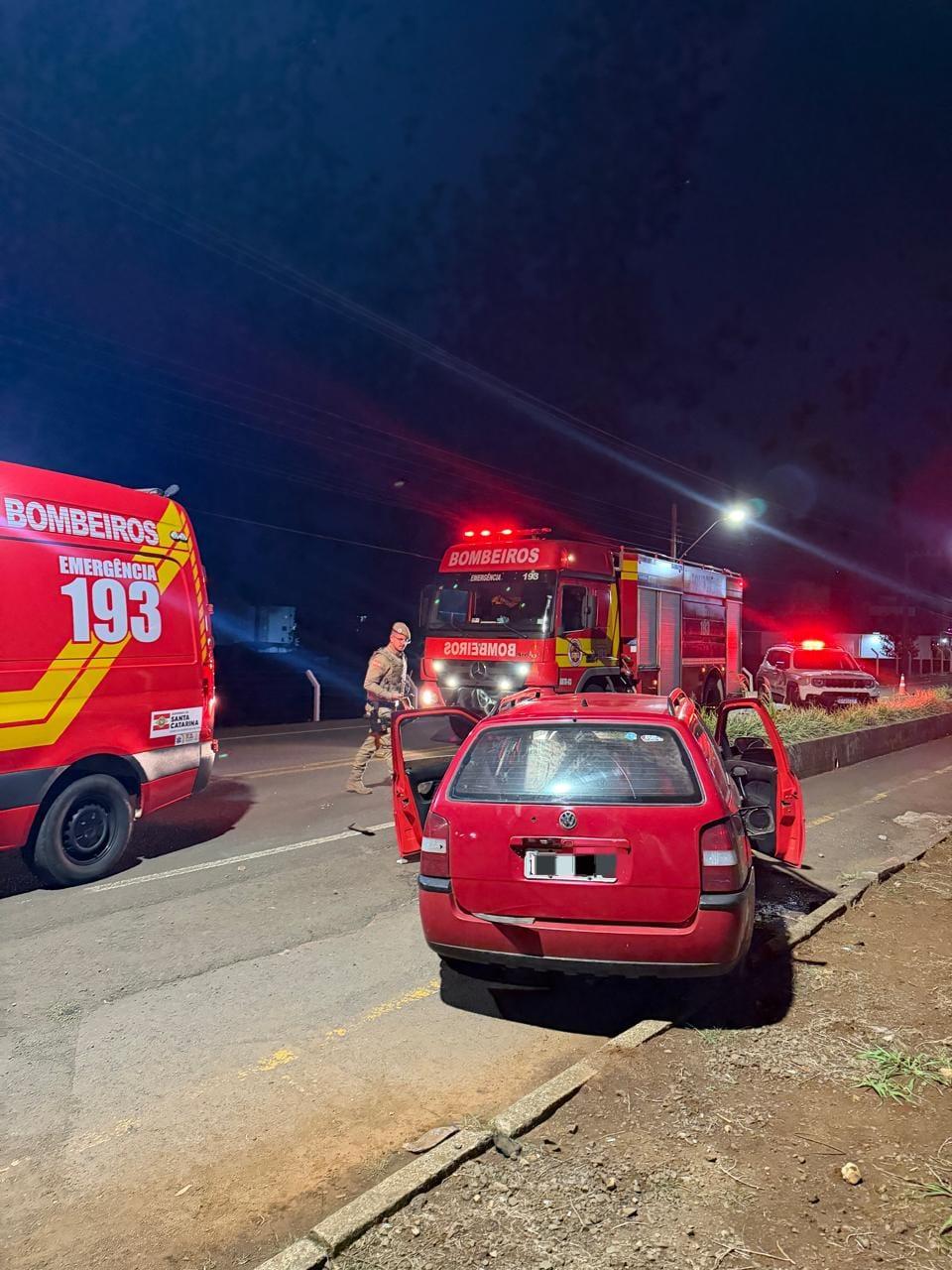 Motorista de 29 anos fica encarcerado ao perder o controle de veículo e colidir em muro em São Lourenço do Oeste