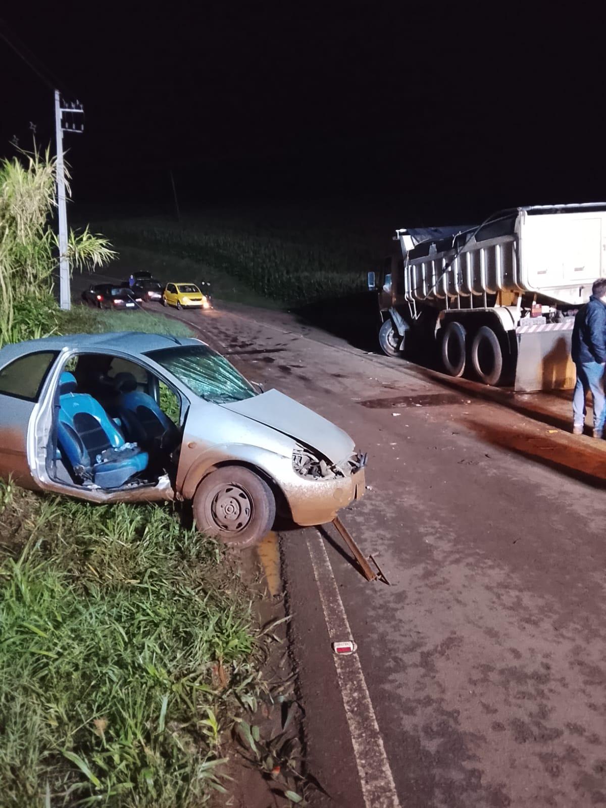 Motorista é encaminhado ao hospital após colisão carro e caminhão na SC-482 em Coronel Martins