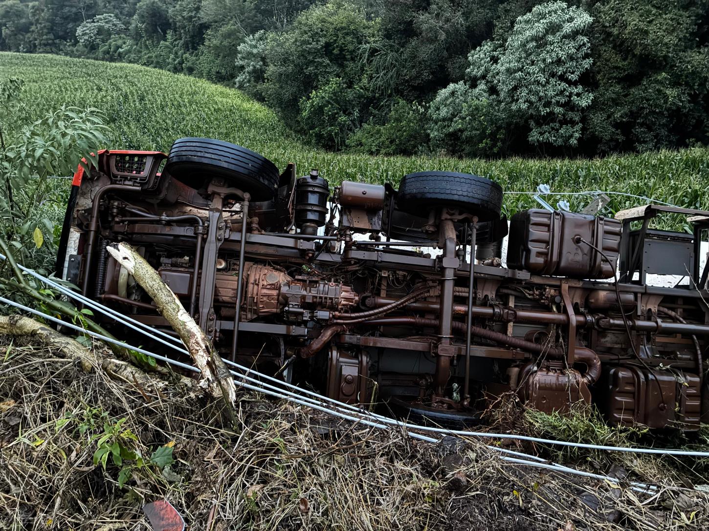 Motorista perde o controle de caminhão tomba e colide em poste de alta tensão em Coronel Martins