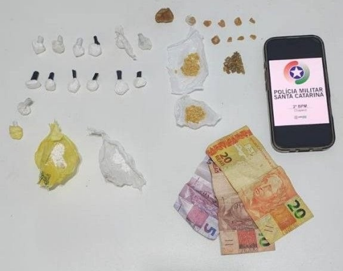 PMSC prendeu uma mulher pro tráfico de drogas em Chapecó