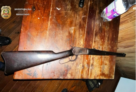 POLÍCIA CIVIL CUMPRE DOIS MANDADOS DE PRISÃO E APREENDE ARMA DE FOGO E MUNIÇÕES EM ÁGUAS DE CHAPECÓ